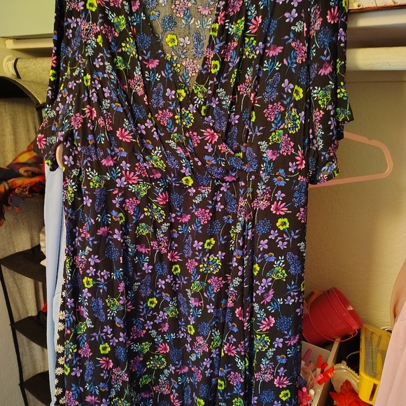 Dark Blue Dress with flowers/short sleeves size 20 (runs small) madeby Simply Be - Picture 6 of 9